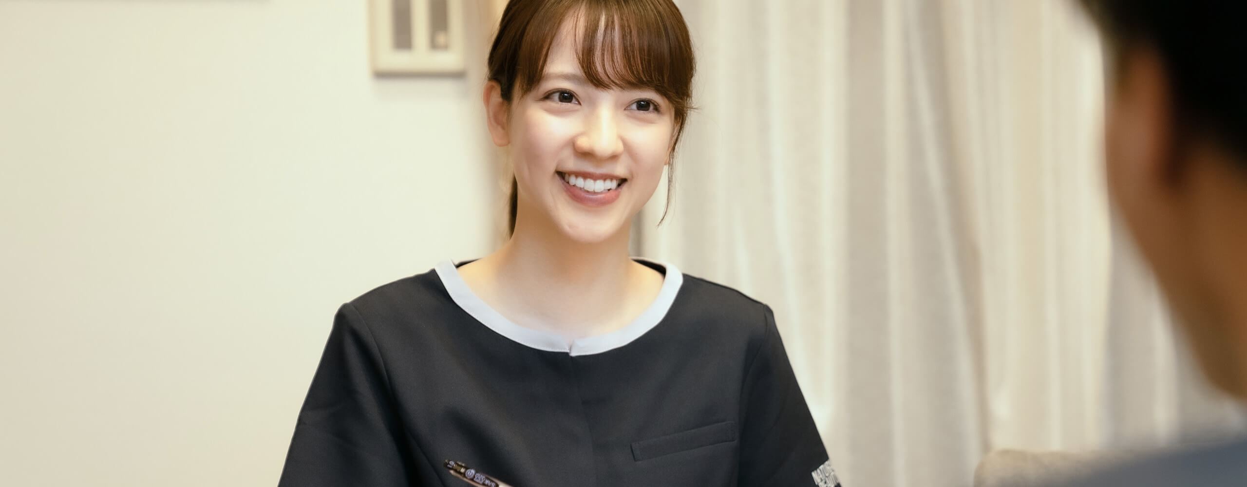 女性が説明している画像