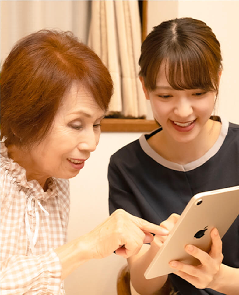 看護師が車椅子を押している画像