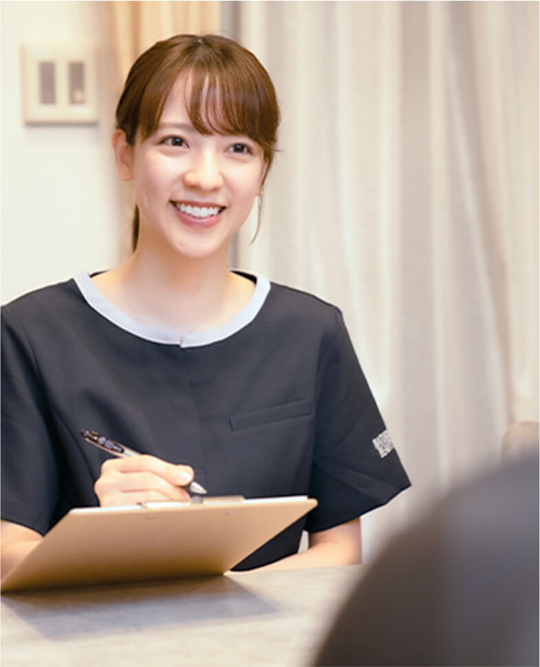 看護師が車椅子を押している画像